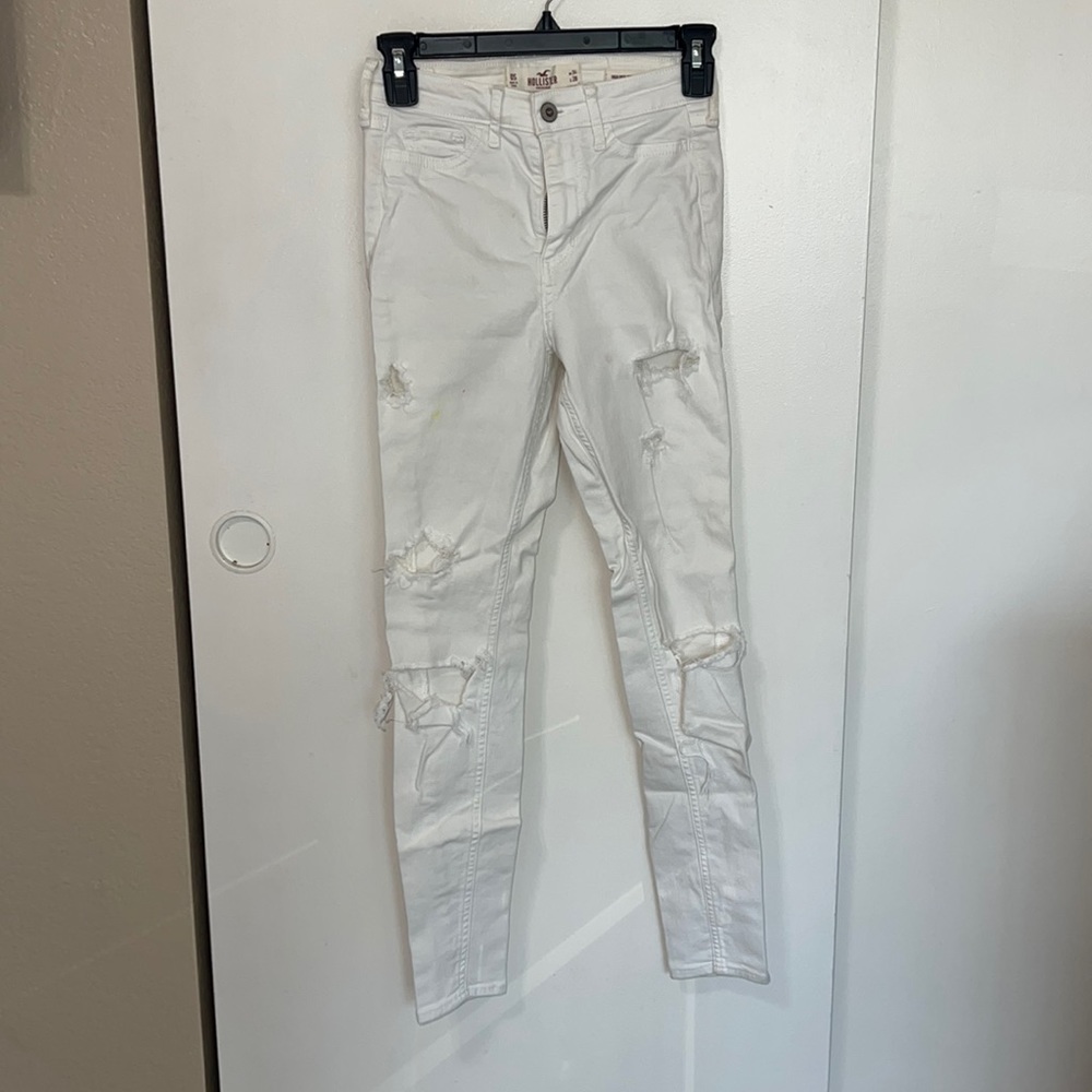 WHITE RIPPED HOLLISTER JEANS